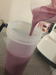 Una foto de Licuado de frutos rojos, avena y nuez