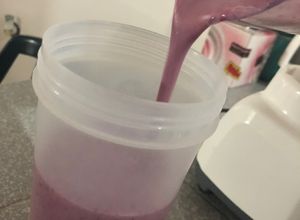 Una foto de Licuado de frutos rojos, avena y nuez