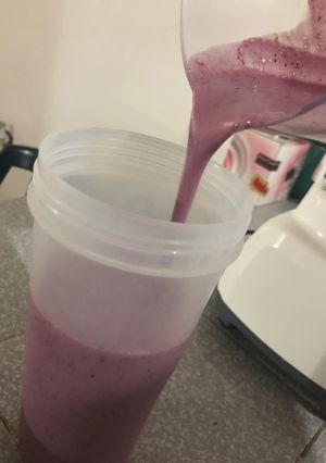 Una foto de Licuado de frutos rojos, avena y nuez