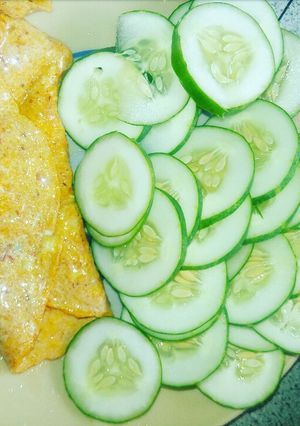 A picture of Fried egg with cucumber.