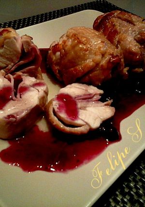 Una foto de Contramuslos de pollo rellenos de jamón y queso con salsa de arándanos