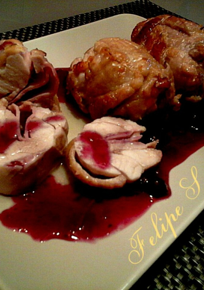 Una foto de Contramuslos de pollo rellenos de jamón y queso con salsa de arándanos