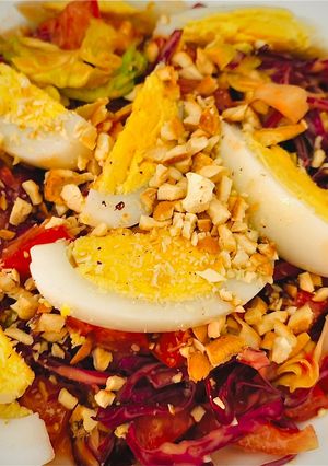 Hình của món Salad trộn trứng + hạt điều.