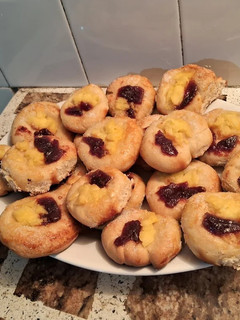 Una foto de Bizcochos tipo margaritas de membrillo y crema pastelera