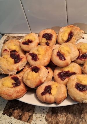 Una foto de Bizcochos tipo margaritas de membrillo y crema pastelera