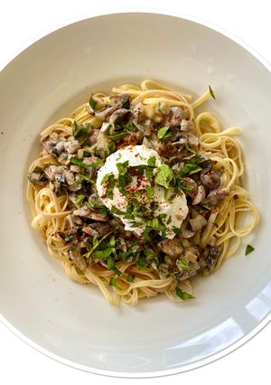 Une photo de Pâtes aux champignons et courgettes, œuf poché