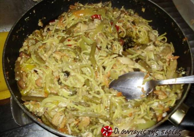 κύρια φωτογραφία συνταγής Φιλιππινέζικα Noodle με γαρίδες, κοτόπουλο και λαχανικά