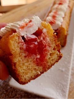 Una foto de Bizcocho relleno de fresas con nata