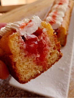 Una foto de Bizcocho relleno de fresas con nata