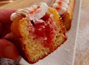 Foto principal de Bizcocho relleno de fresas con nata