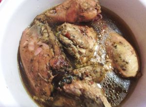 Una foto de Muslos de Pollo Horneados a las Finas Hierbas