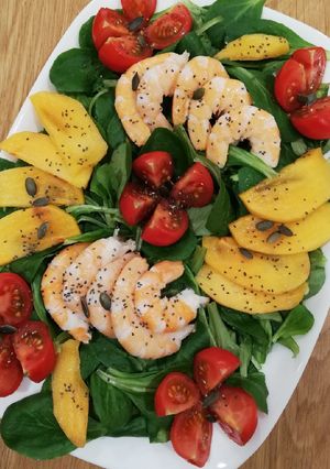 Une photo de Salade de mâche aux gambas et kaki