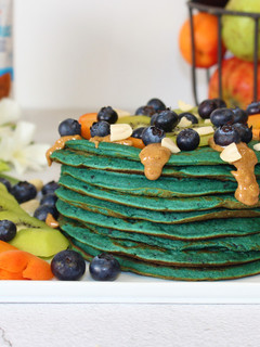 Una foto de Pancake de arándanos y espirulina azul