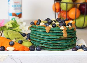Foto principal de Pancake de arándanos y espirulina azul