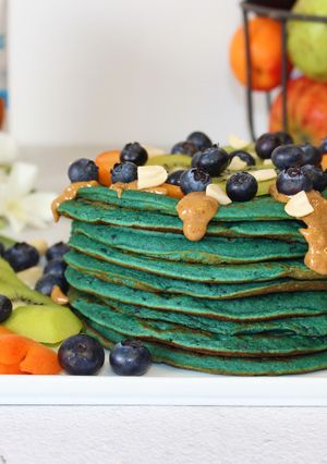 Una foto de Pancake de arándanos y espirulina azul