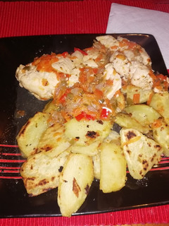 Una foto de Pechuga de pollo con papas salteadas