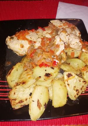 Una foto de Pechuga de pollo con papas salteadas