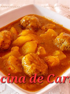 Una foto de Albóndigas con patatas guisadas