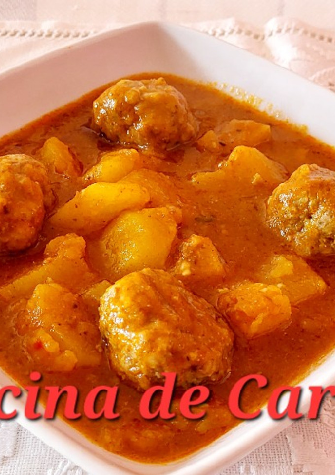 Una foto de Albóndigas con patatas guisadas