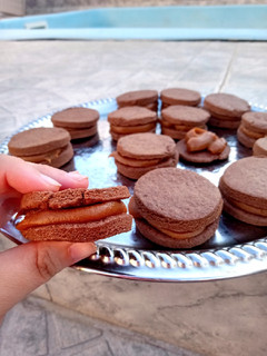 Una foto de Alfajores de chocolate con dulce de leche repostero🍫