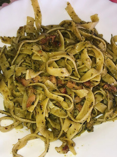 Una foto de Tagliatelle al Pesto de Pistacho con Bacon🥜🥓