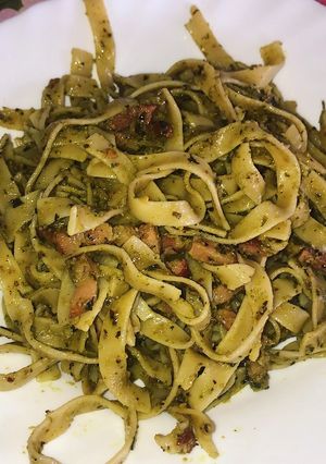 Una foto de Tagliatelle al Pesto de Pistacho con Bacon🥜🥓