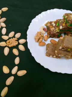 लेयर ड्रायफ्रूट बर्फी (layer dry fruit barfi recipe in marathi) रेसिपी चे मुख्य फोटो