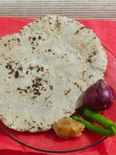 મકાઈ ના રોટલા (Makai Rotla Recipe In Gujarati) રેસીપી મુખ્ય ફોટો