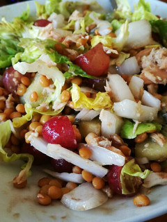 Una foto de Ensalada de lentejas, uvas, atún y algunas cosas más