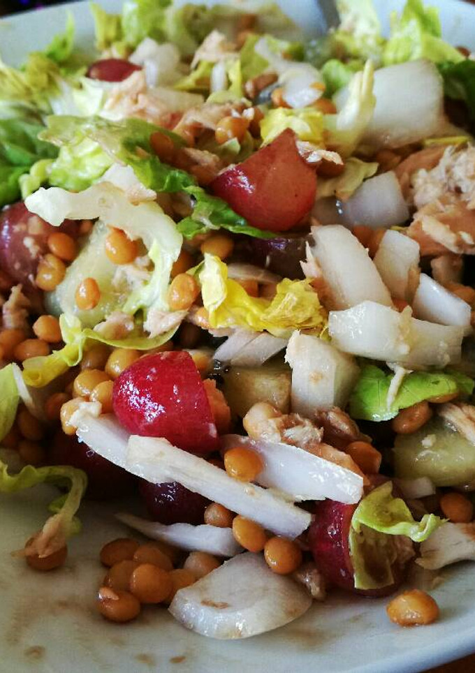 Una foto de Ensalada de lentejas, uvas, atún y algunas cosas más