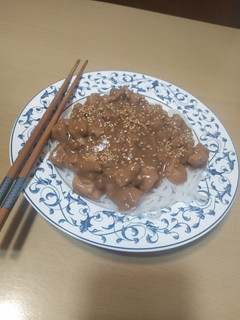 Una foto de Fideos con pollo en salsa Teriyaki