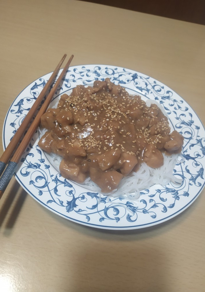 Una foto de Fideos con pollo en salsa Teriyaki