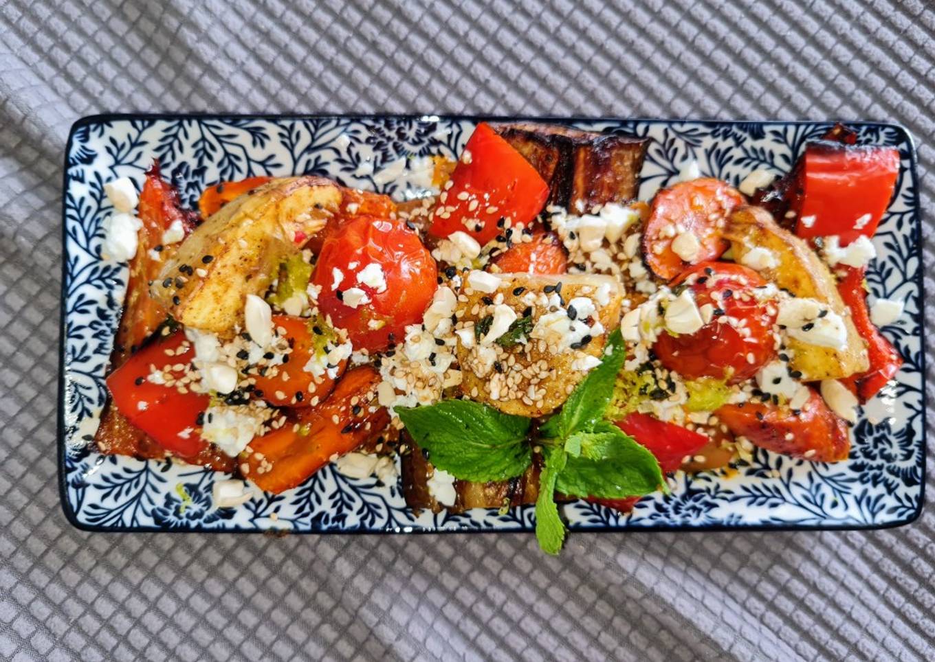 Ensalada de verduras asadas en airfryer con queso feta
