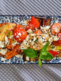 Una foto de Ensalada de verduras asadas en airfryer con queso feta
