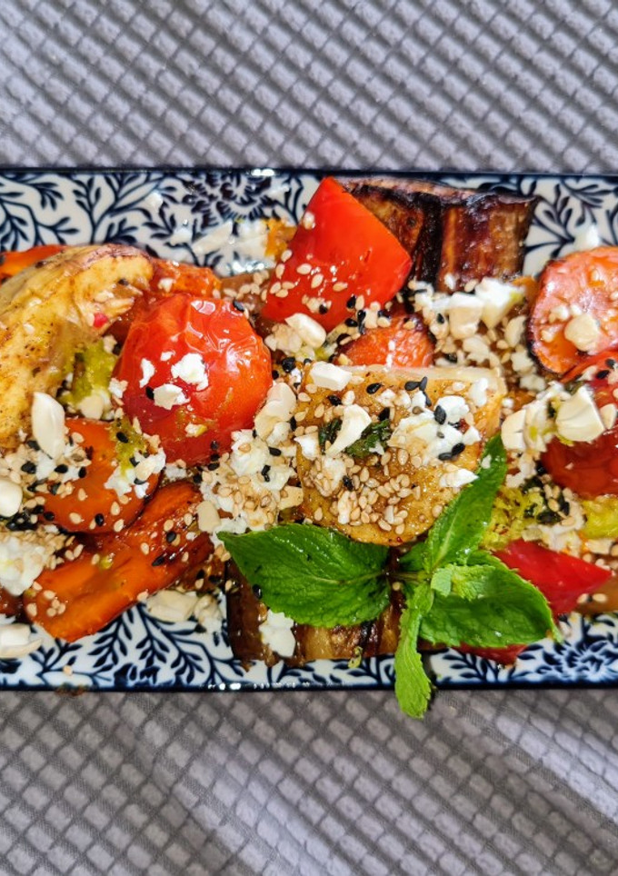 Una foto de Ensalada de verduras asadas en airfryer con queso feta