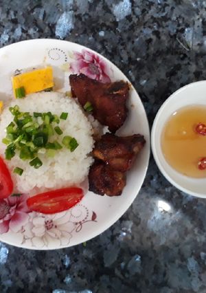 Hình của món Cơm tấm sườn chả trứng.