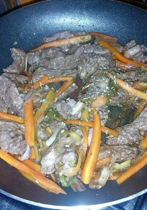 Una foto de Lomito salteado con verduras