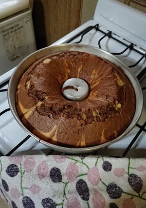 Una foto de Torta de naranja/limón marmolada