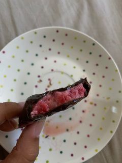 Una foto de Rico postre helado de frutillas, yogurt y chocolate🍓🍫