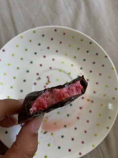 Una foto de Rico postre helado de frutillas, yogurt y chocolate🍓🍫