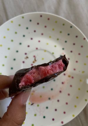 Una foto de Rico postre helado de frutillas, yogurt y chocolate🍓🍫