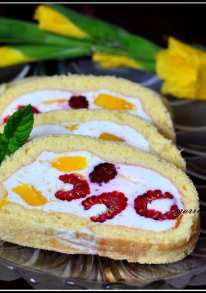 Zdjęcie przepisu Rolada z mango i malinami.
