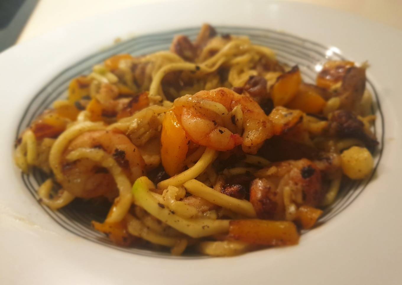 Gambas con espagueti de calabacín