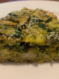 Una foto de TARTA de ZUCCHINI, KALE y CHAMPIÑONES (sin gluten)