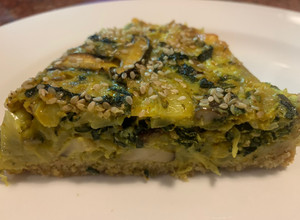 Una foto de TARTA de ZUCCHINI, KALE y CHAMPIÑONES (sin gluten)