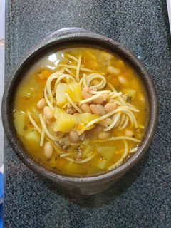 Una foto de Porotos con riendas
