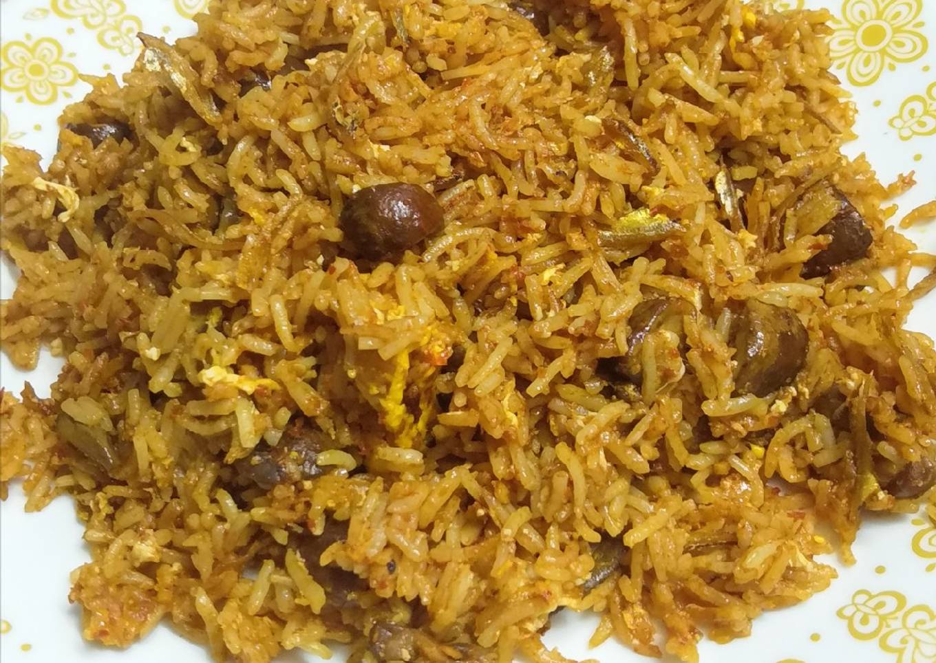 Nasi goreng cendawan dan ikan bilis