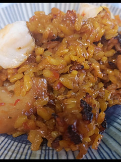 Una foto de Paella de rape y sepia