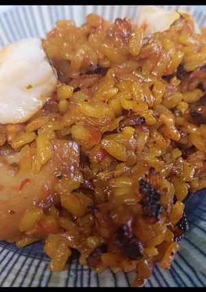 Una foto de Paella de rape y sepia