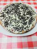 Disco de bizcocho con natillas, virutas de chocolate y whisky